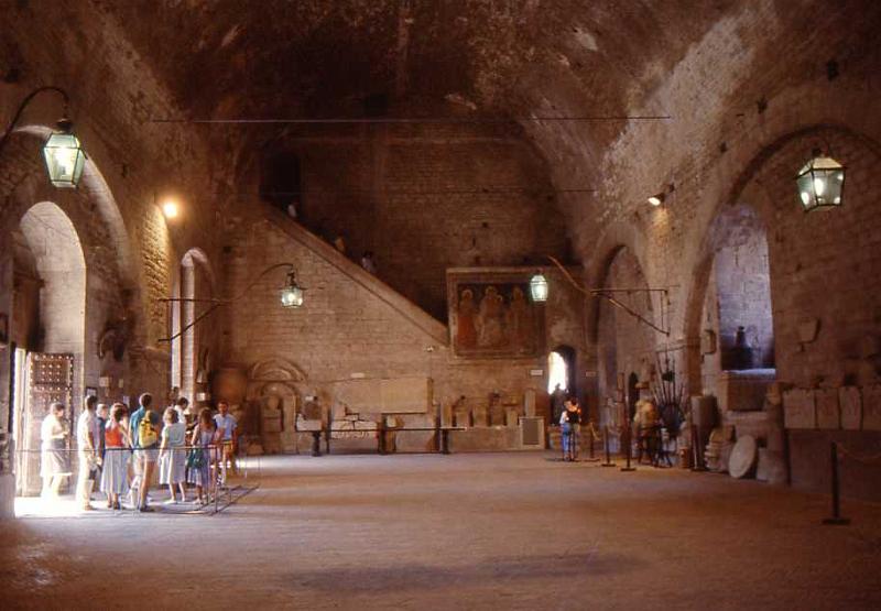 167-Gubbio,Palazzo dei Consoli,22 agosto 1987.jpg